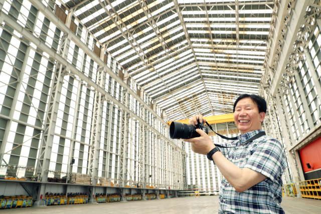 제3회 부산국제사진제가 열릴 부산 영도구 청학동 거청조선소에 선 백성욱 부산예술사진가회 회장. 백 회장은 “영도라는 지리적 조건과 폐조선소라는 문화적 조건이 이번 사진제를 특별하게 한다”고 말했다. 강원태 선임기자 wkang@