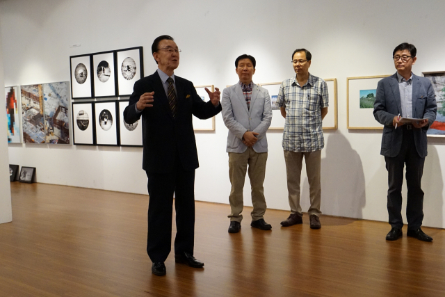 지난해 부산국제사진제에서 인사말을 하는 문정수 조직위원장.