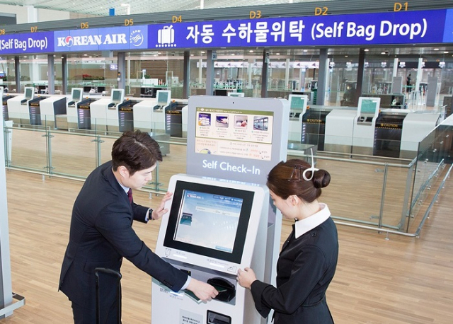 대한항공의 셀프 체크인 기기인 키오스크와 자동 수하물 위탁 창구.