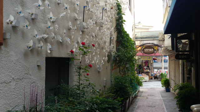 골목마다 특별한 이야기와 예술가의 열정이 흘러 넘치는 창동예술촌. 3개의 테마 골목을 따라 작은 공방과 갤러리가 곳곳에 자리하고 있다.