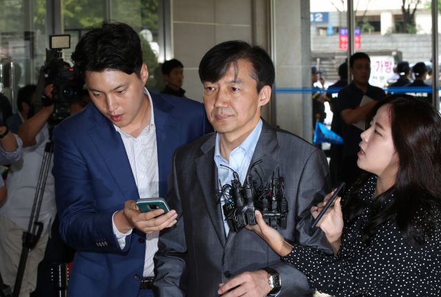 조국 법무부 장관 후보자가 28일 인사청문회 준비 사무실이 마련된 서울 종로구의 한 건물로 출근하고 있다. 연합뉴스