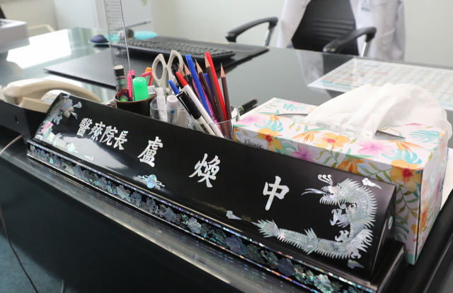 조국 법무부장관 후보자 딸 특혜 의혹을 수사하고 있는 서울중앙지검이 27일 부산 연제구 부산의료원 노환중 부산의료원장실 등을 압수수색했다. 텅빈 부산의료원 원장실. 이재찬 기자 chan@