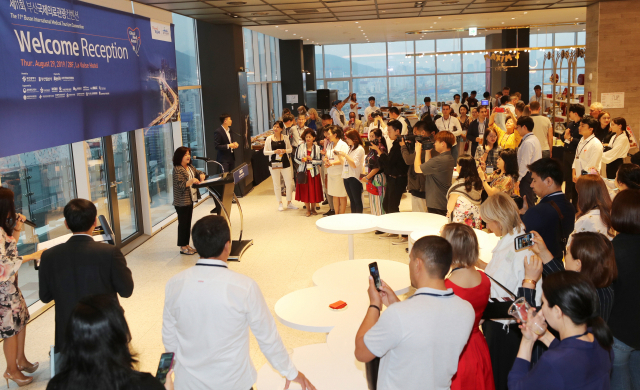 2019 부산국제의료관광컨벤션 개막을 하루 앞둔 29일 오후 부산 영도구 라발스호텔에서 해외 바이어들을 환영하는 리셉션이 열렸다. 올해 11회째를 맞는 부산국제의료관광컨벤션은 31일까지 해운대구 벡스코에서 열린다. 이재찬 기자 chan@