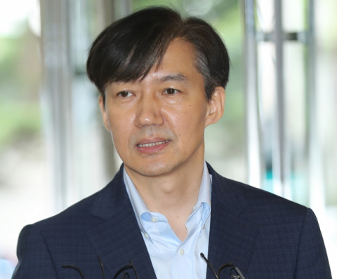 조국 법무부 장관 후보자가 30일 오전 인사청문회 준비사무실이 마련된 서울 종로구 적선현대빌딩에 출근해 취재진의 질문에 답변하고 있다. (사진=연합뉴스)