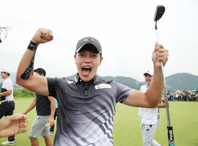 1일 ‘우성종합건설 아라미르CC 부산경남오픈’에서 우승한 이재경이 환호하고 있다. KPGA 제공