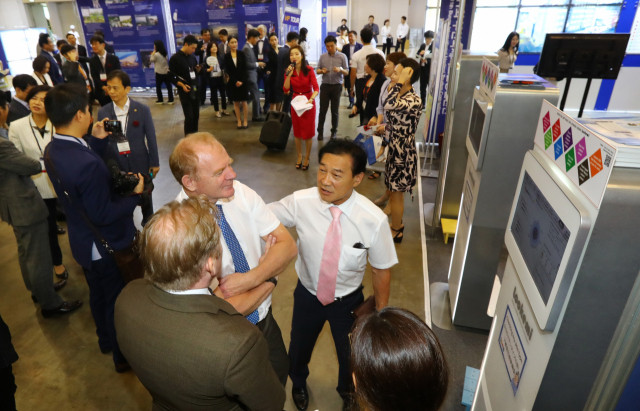 제11회 부산국제의료관광컨벤션 행사장을 찾은 주요 내빈들이 지난달 30일 전시장 부스를 둘러보고 있다. 이번 행사에는 부산대병원, 동아대병원 등 80여 개 기관이 참여해 건강 상담과 검사, 진단 등을 할 수 있는 200개의 부스를 마련했다. 정종회 기자 jjh@