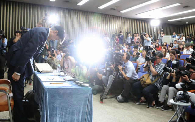 조국 법무부 장관 후보자가 2일 오후 국회에서 열린 기자간담회에 입장해 인사하고 있다. 연합뉴스