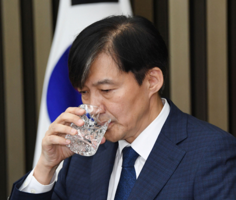 조국 법무부 장관 후보자가 2일 오후 국회에서 열린 기자간담회에서 물을 마시고 있다. 김종호 기자 kimjh@