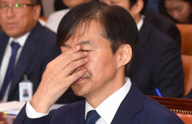 6일 오전 국회 법제사법위원회 회의장에서 열린 조국 법무부장관 후보자 인사청문회에서 조 후보자가 얼굴을 만지며 생각에 잠겨있다. 김종호 기자 kimjh@