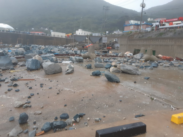 7일 오전 태풍 '링링'이 관통한 전남 신안 가거도의 방파제 일부가 무너져 방파제의 바위가 여객선 접안부두에 몰려들었다. 연합뉴스