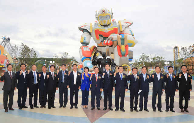경남 마산로봇랜드의 성공을 기원하는 개장행사가 지난 6일 김경수 도지사와 허성무 창원시장 등 2000여 명이 참삭한 가운데 전야제 형태로 열렸다. 경남도 제공