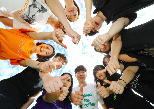 양질의 일자리와 쾌적한 주거가 보장되는 청년이 살기 좋은 도시 부산을 꿈꾼다. 9일 부산 동서대 광고홍보학과 학생들이 청년이 살기 좋은 도시 부산을 염원하며 엄지손가락을 들어 보이고 있다. 정종회 기자 jjh@