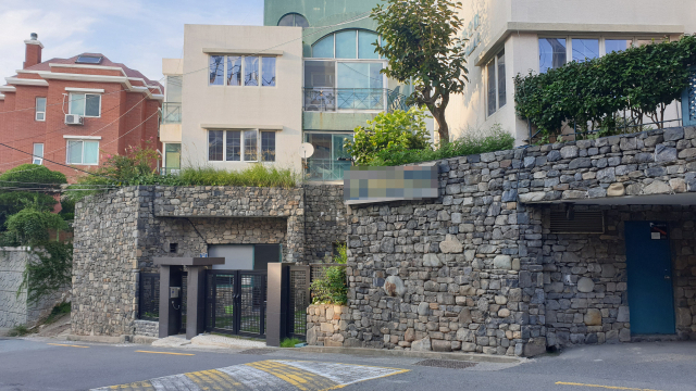 조국 법무부 장관의 모친 박정숙(81) 웅동학원 이사장이 거주하는 부산 해운대구 중동의 빌라 전경.