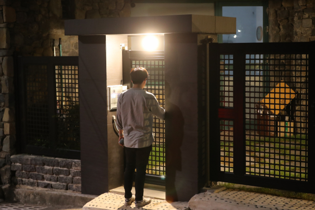 10일 오후 조국 법무부 장관의 모친 박정숙(81) 웅동학원 이사장이 거주하는 부산 해운대구 중동의 빌라. 김경현 기자 view@