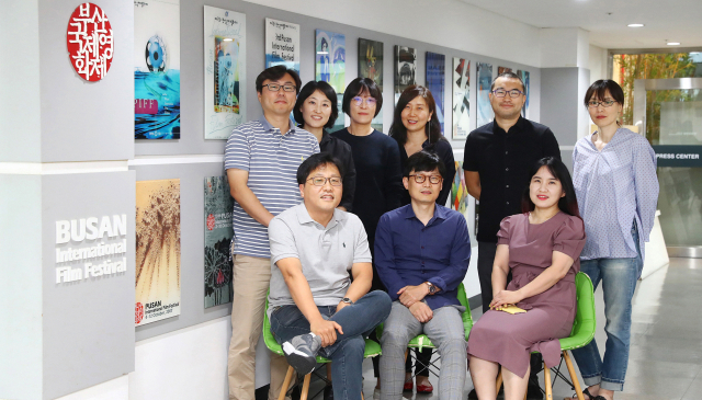 제24회 부산국제영화제는 조직 개편으로 ‘재도약의 해’를 선언했다. 연륜과 경험이 있는 프로그래머와 ‘뉴 페이스’ 프로그래머가 조화로운 프로그램을 완성해냈다. 왼쪽 뒷줄부터 정한석, 박선영, 채보현, 서승희, 박성호, 강소원 프로그래머. 앞줄 왼쪽부터 박도신 선임, 남동철 수석, 정미 프로그래머. 정종회 기자 jjh@