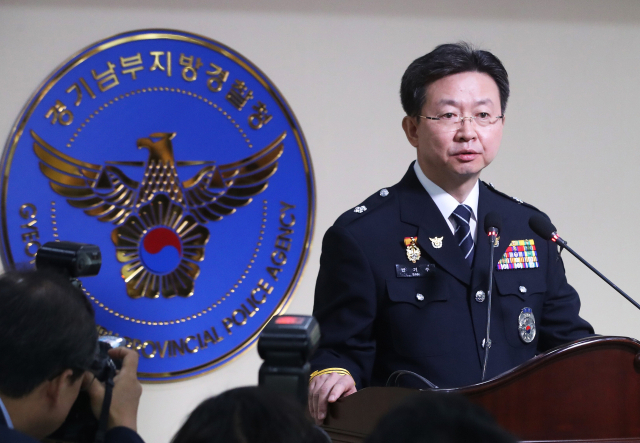 19일 오전 경기도 수원시 경기남부지방경찰청에서 반기수 화성연쇄살인사건 수사본부장이 화성연쇄살인사건 용의자 관련 브리핑을 하고 있다. 이 사건을 수사 중인 경기남부지방경찰청은 우리나라 강력범죄 사상 최악의 미제사건으로 남아있던 화성연쇄살인사건의 용의자를 30여년 만에 특정했다고 전날 밝혔다. 연합뉴스