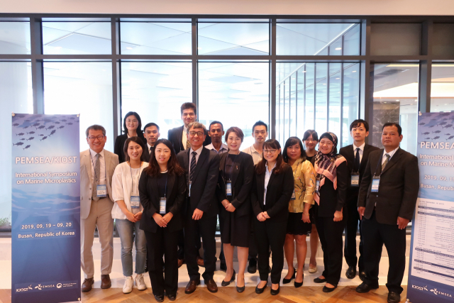 ‘해양 미세플라스틱 국제 심포지움’ 주요 참석자들이 기념사진을 찍고 있다. KIOST 제공