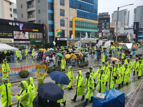 21일 부산 해운대구 구남로 해운대해수욕장 방면 일대에서 전국 퀴어 총궐기대회 참가자들이 거리행진을 준비하고 있다. 이승훈 기자 lee88@