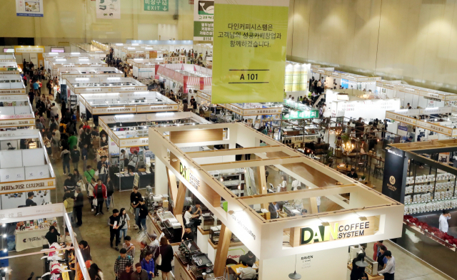 제조업 부진으로 성장 잠재력과 고용 창출 효과가 높은 관광·마이스 산업의 중요성이 부각되고 있다. 부산을 대표하는 전시·컨벤션 시설인 벡스코는 지난해 450만 명의 관람객을 모았다. 사진은 최근 벡스코에서 열린 부산카페쇼. 강원태 기자 wkang@