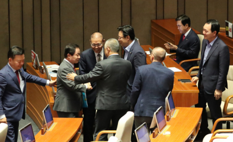 26일 오후 국회 본회의에서 자유한국당 의원들이 주광덕 의원이 조국 법무부 장관에게 질의를 마치고 좌석으로 돌아오자 격려하고 있다. 연합뉴스