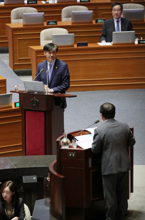 조국 법무부 장관이 26일 오후 국회 본회의장에서 자유한국당 주광덕 의원의 질의를 듣고 있다. 연합뉴스