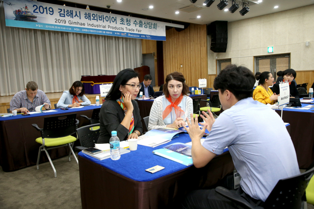 김해시와 김해산업진흥의생명융합재단은 26일 김해중소기업비즈니스센터에서 ‘2019년 김해시 해외바이어 초청 수출상담회’를 가졌다.김해시 제공