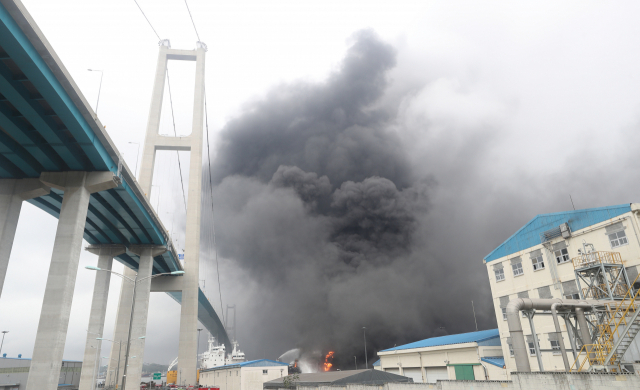 28일 오전 울산시 동구 염포부두에 정박한 선박에서 폭발로 인한 화재가 발생해 화염과 검은 연기가 치솟고 있다. 연합뉴스