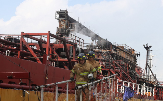 29일 오전 울산시 동구 염포부두에서 전날 폭발 화재가 발생한 석유제품운반선 스톨트 그로이란드호가 불에 탄 채 여전히 연기를 내뿜고 있다. 연합뉴스
