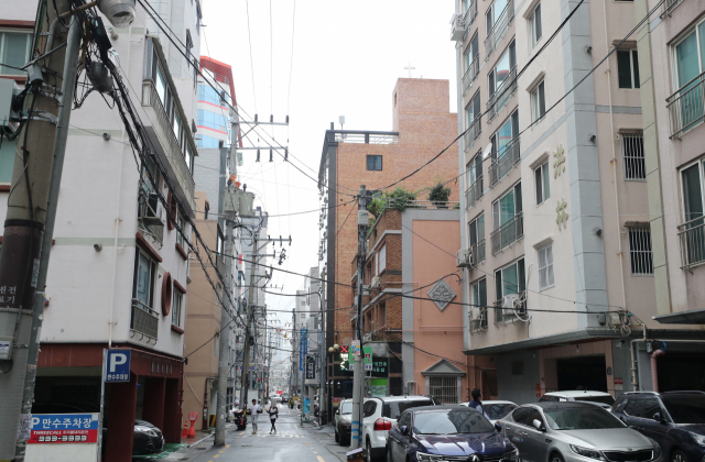 부산 한 민달팽이촌 거리에 원룸이 즐비해 있는 모습. 이재찬 기자 chan@