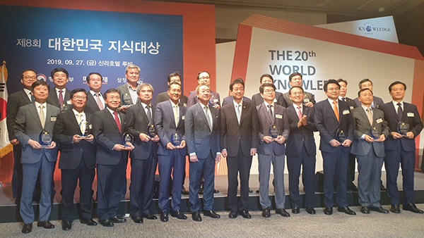 남기찬 사장이 ‘제8회 대한민국 지식대상’에서 국무총리상을 수상 후 진영 행정안전부 장관과 사진촬영을 하고 있다. 부산항만공사 제공.