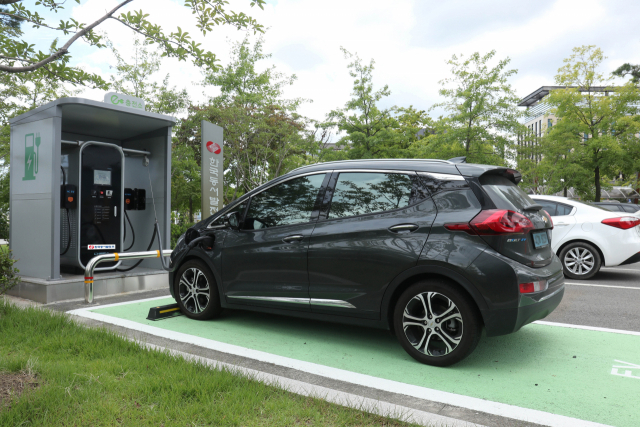 한국동서발전 본사 사옥 정문에 설치된 전기차 충전기 모습. 동서발전 제공