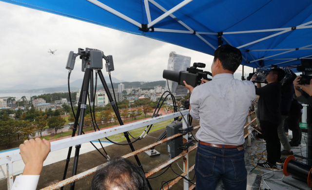1일 오후 부산 기장군 고리원자력발전소 인근 고리스포츠문화센터 옥상에서 열린 '불법 드론 탐지 및 대응' 드론방어체계 공개실증테스트에서 드론탐지레이더와 무력화 장비를 이용한 불법드론 차단 시범이 진행되고 있다. 이재찬 기자 chan@