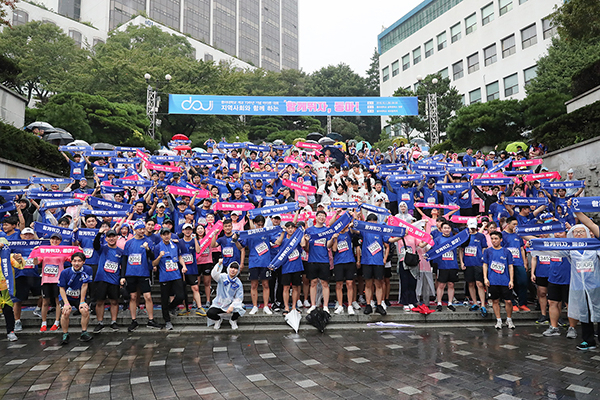 동아대 개교 73주년 기념 마라톤 대회 ‘함께 뛰자, 동아!’ 참가자들이 1일 오전 승학캠퍼스 입구에서 출발 전 기념촬영을 하고 있다. 동아대학교 제공.