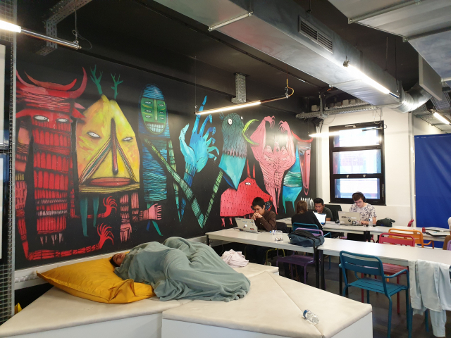 24시간 오픈돼 있는 에꼴 42에서는 쇼파에서 쪽잠을 해결하는 학생들을 쉽게 만날 수 있다.