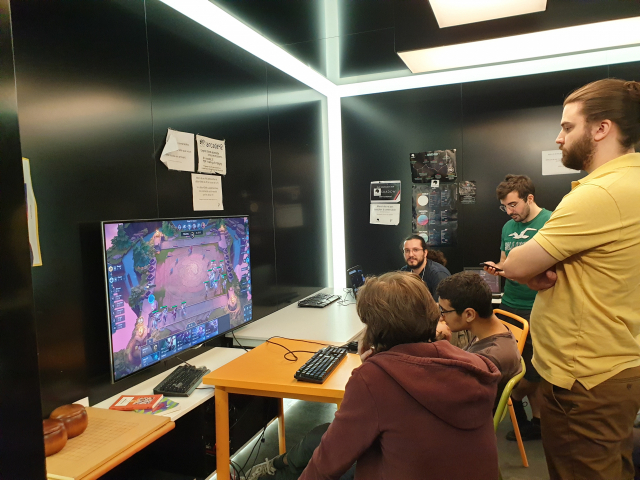 학생들의 창의력을 북돋아 주기 위해 게임용 PC는 물론 콘솔게임기까지 전용 게임룸에 배치해 놨다.