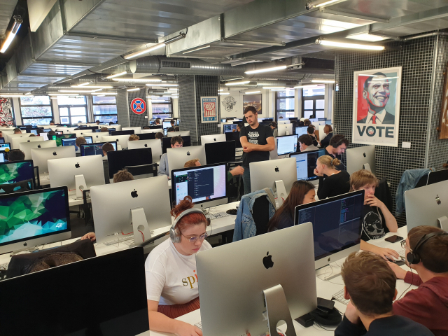 프랑스 파리에 위치한 IT 교육기관 에꼴 42의 작업실.