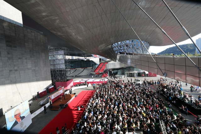 사진은 2016년 10월 9일 오후 부산 해운대구 영화의전당 두레라움 광장에서 열린 '제21회 부산국제영화제 야외무대 인사'에 관객들이 몰려 영화 이야기를 듣고 있다. 당시 개막일 전날 태풍으로 해운대해수욕장에 설치된 비프빌리지가 파손됐고, 김영란법으로 각종 행사도 취소돼 축제 분위기를 한층 더 가라앉게 했다. 부산일보DB