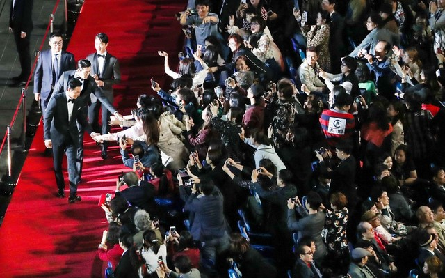 사진은 2018년 10월 4일 오후 영화의전당에서 열린 제23회 부산국제영화제 개막식에 참석한 배우 장동건과 현빈이 레드카펫을 걷고 있는 모습. 부산일보DB