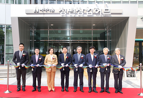 나라키움 역삼A빌딩(강남구 역삼동 소재)에서 기획재정부가 주최하고 캠코가 주관하는 '나라키움 청년창업허브 개관식'에 참석한 관계자들이 기념촬영을 하고 있다. (왼쪽 두 번째부터) 문창용 캠코 사장, 박영선 중소벤처기업부 장관, 구윤철 기획재정부 차관, 강태웅 서울특별시 부시장, 이종구 산업통상자원중소벤처위원회 위원장, 이정우 한국장학재단 이사장. 한국자산관리공사 제공.