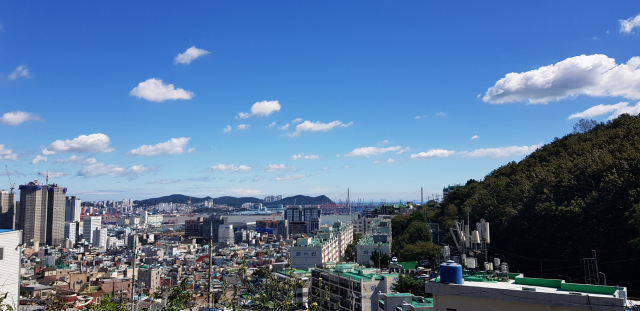 제18호 태풍 미탁이 관통한 3일 오전 부산은 화창한 날씨를 보이고 있다. 부산 동구 산복도로에서 바라본 북항 전경. 김한수 기자