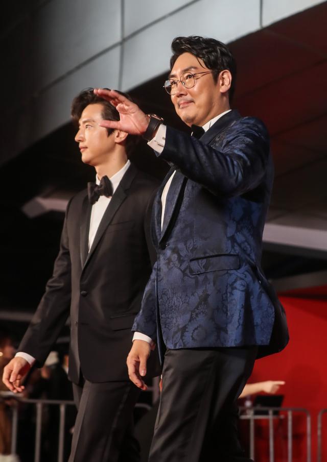 부산 해운대구 영화의 전당에서 열린 ‘제 24 회 부산국제영화제(BIFF)’ 개막식에서 배우 조진웅과 권율이 참석해 레드카펫을 밟고 있다. 윤민호 프리랜서 yunmino@