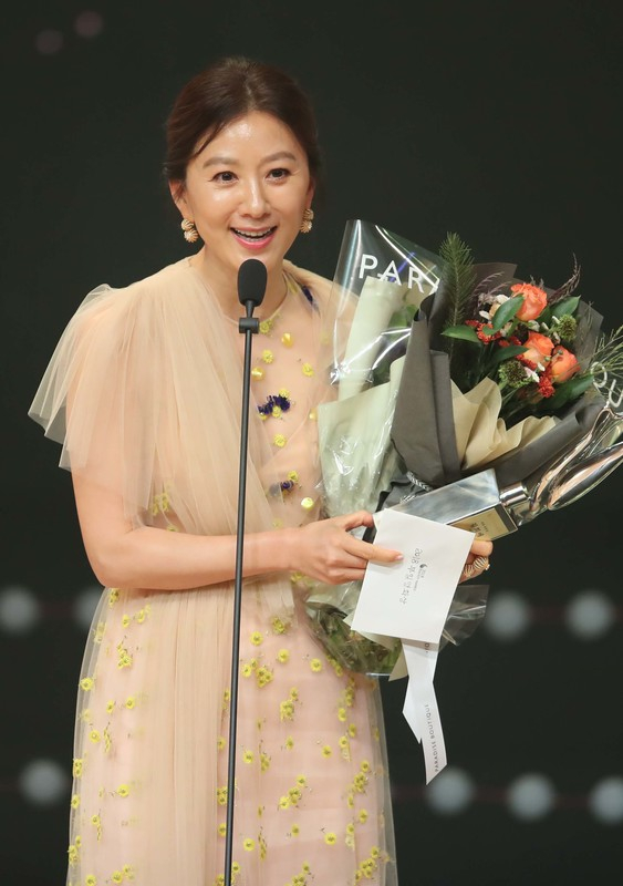 지난해 열린 2018 부일영화상 시상식에서 영화 ‘허스토리’로 여우주연상을 수상한 김희애. 올해는 시상자로 나선다. 부산일보DB