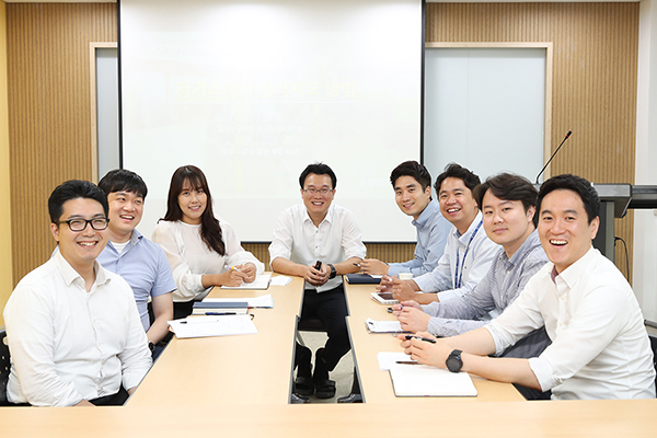 동아대 학생들로부터 ‘취업 성공 어벤저스’라 불리는 취업지원실 직원들. 동아대학교 제공.