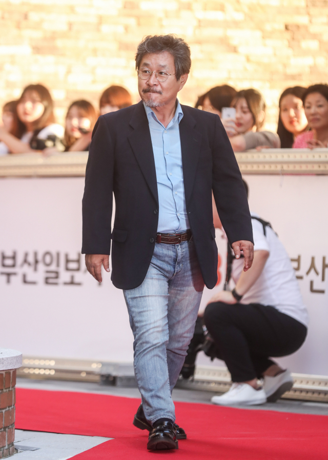 4일 오후 부산 드림시어터에서 열린 ‘2019 부일영화상’에 참석한 기주봉이 레드카펫을 밟고 있다. 윤민호 프리랜서 yunmino@