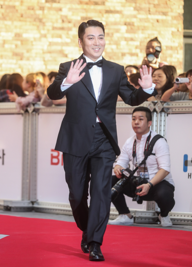 4일 오후 부산 드림시어터에서 열린 ‘2019 부일영화상’에 참석한 박명훈이 레드카펫을 밟고 있다. 윤민호 프리랜서 yunmino@