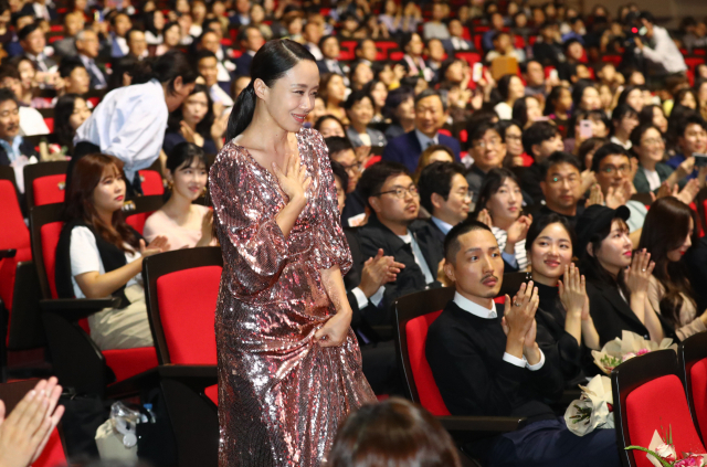 부산일보 주최 2019 부일영화상 시상식이 4일 오후 부산 남구 문현동 드림씨어터에서 화려하게 열렸다. 여우주연상을 받은 '생일'의 전도연이 동료 배우들과 관객들의 축하를 받으며 수상 무대로 향하고 있다. 정종회 기자 jjh@