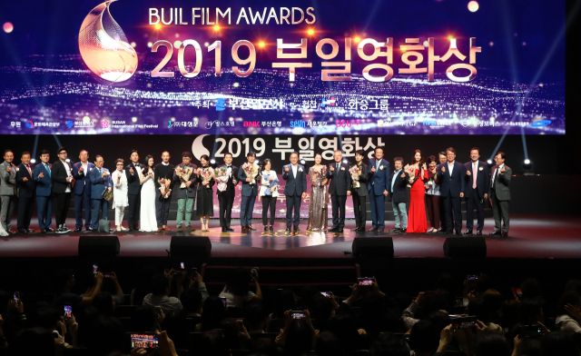 부산일보 주최 2019 부일영화상 시상식이 4일 오후 부산 남구 문현동 드림씨어터에서 화려하게 열렸다. 시상식을 마친 뒤 주요 부문 수상자와 내빈들이 단체 기념촬영을 하고 있다. 정종회 기자 jjh@