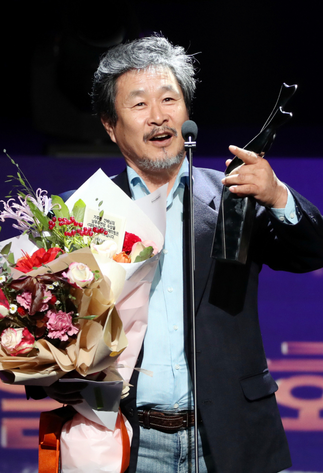 2019 부일영화상 남우주연상(강변호텔) 기주봉. 강원태 기자 wkang@