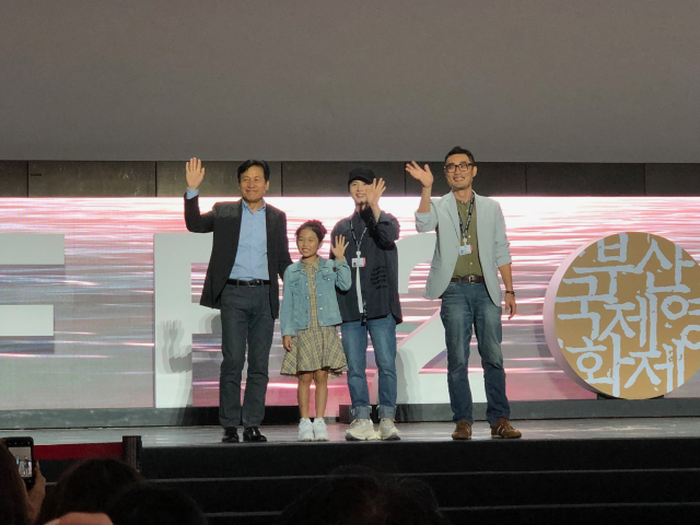 영화 '종이꽃' 야외무대인사. 왼쪽부터 배우 안성기, 장재희, 김혜성, 고훈 감독.