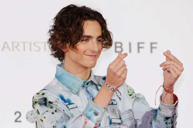 '제24회 부산국제영화제' 엿새째인 8일 오후 부산 해운대구 영화의전당 야외무대에서 열리는 '더 킹: 헨리 5세' 상영에 앞서 배우 티모시 샬라메가 포즈를 취하고 있다. 연합뉴스